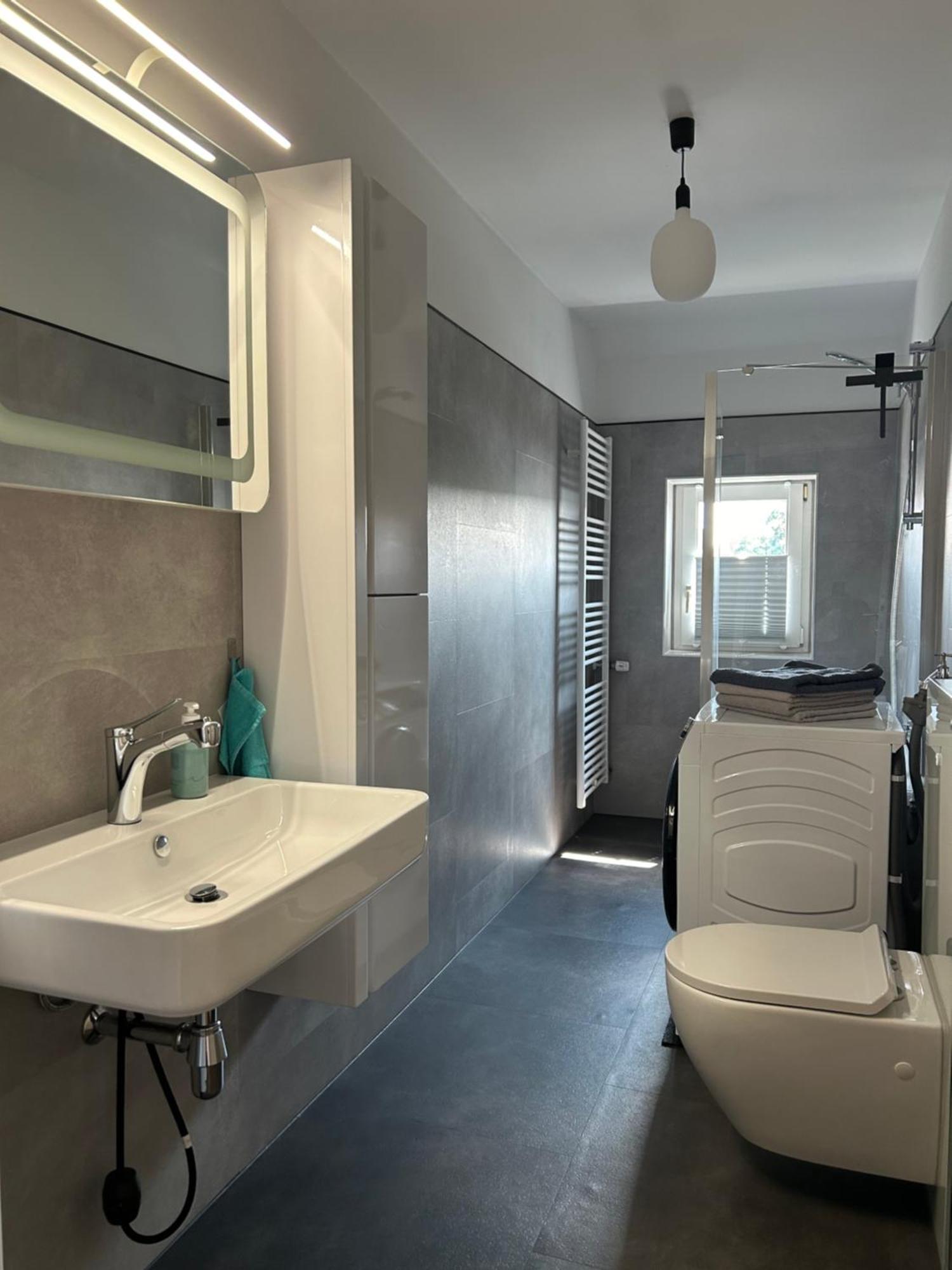 Schoene Neue 4 Zimmer Wohnung Mit Sued-Balkon Bis 8 Personen Naumburg  Exterior photo