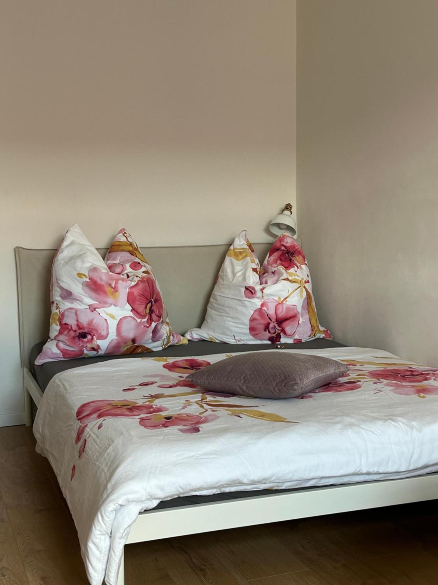 Schoene Neue 4 Zimmer Wohnung Mit Sued-Balkon Bis 8 Personen Naumburg  Exterior photo