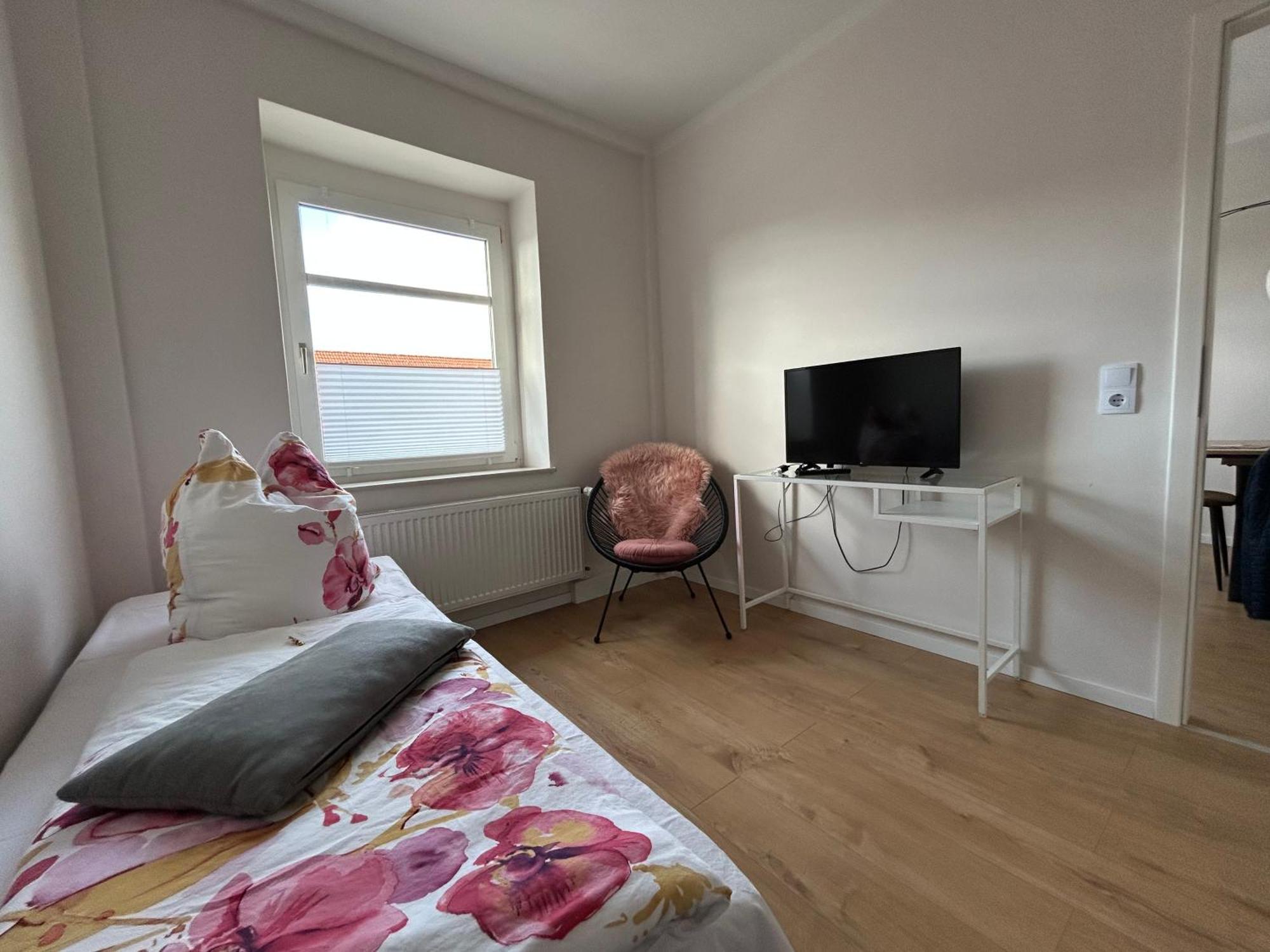 Schoene Neue 4 Zimmer Wohnung Mit Sued-Balkon Bis 8 Personen Naumburg  Exterior photo
